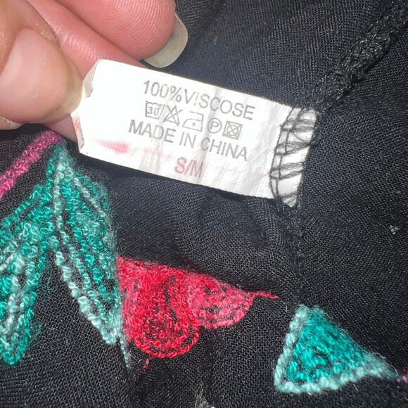 Super Cute Black and Red Floral Print Loose Fitting Shorts Size Small - Picture 3 of 7